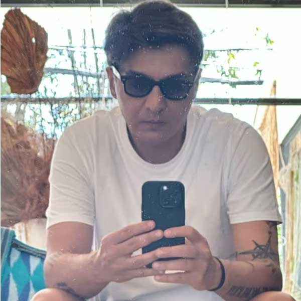 শিল্পপতি দেবেন্দ্র আহুজার পুত্র বিক্রম। পেশায় ব্যবসায়ী তিনি। তবে দেওল পরিবারের সঙ্গে সম্পর্ক রয়েছে বিক্রমের।