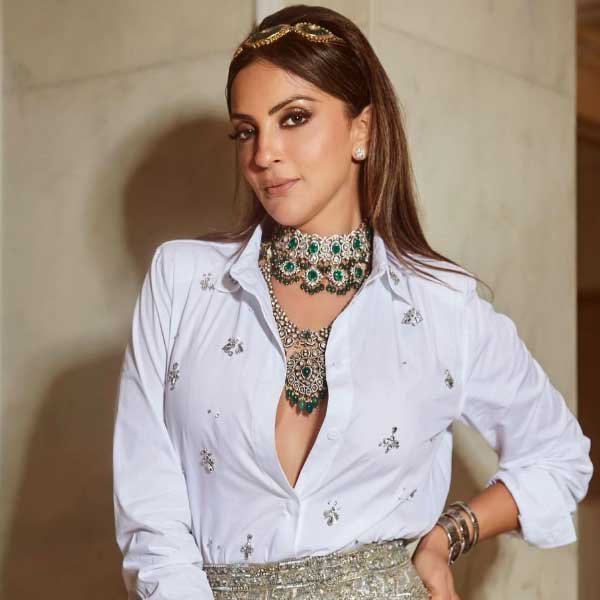 সীমা যে আবার পুরনো প্রেমে ডুব দিয়েছেন, সেই সম্পর্কই যে তাঁর জীবনে নতুন ভাবে রং ছড়িয়েছে— তা অকপটে স্বীকার করে নেন তিনি। তবে বিক্রমের সঙ্গে ছবি প্রকাশ্যে আনেননি সোহেলের প্রাক্তন স্ত্রী।