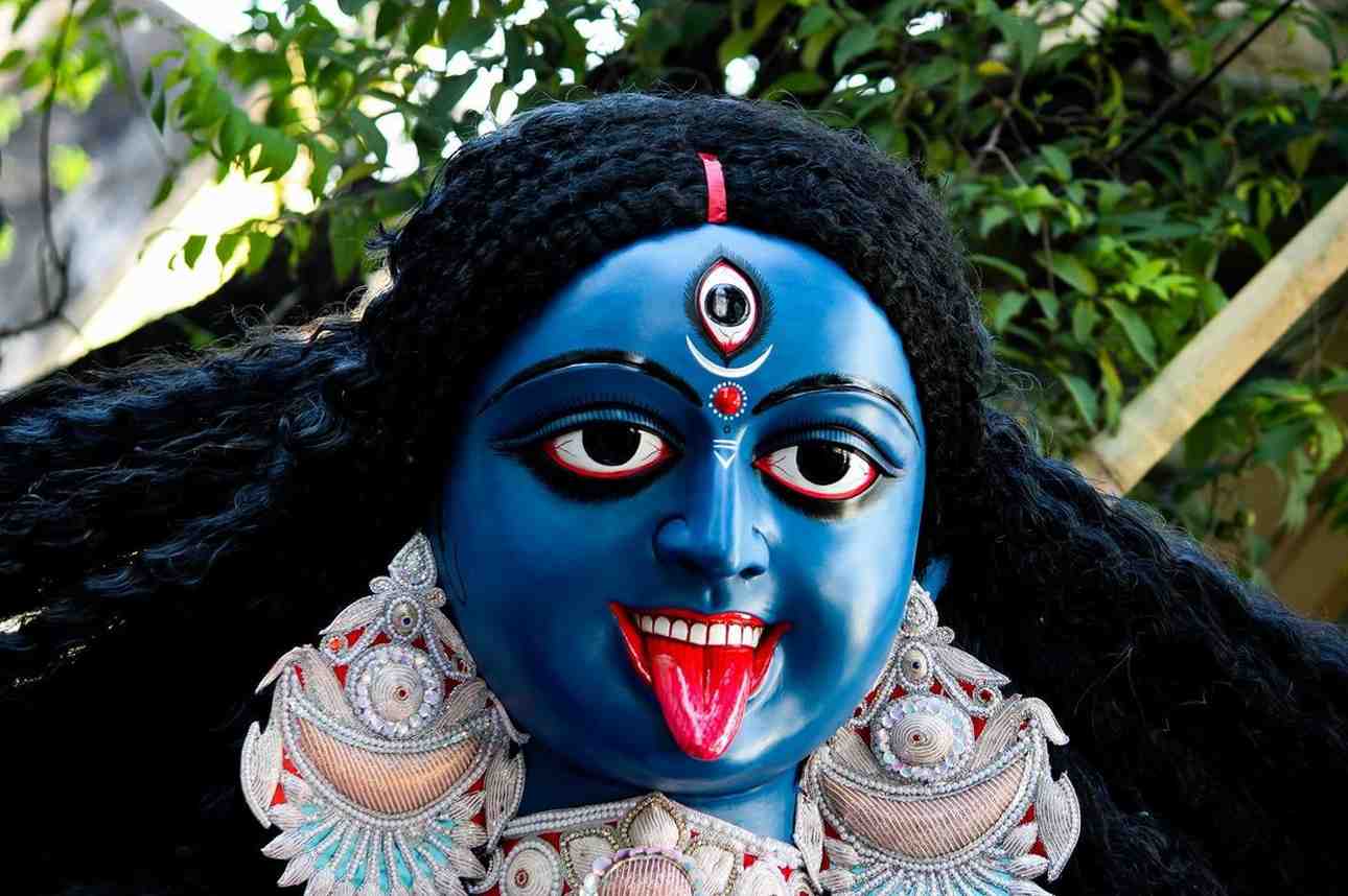 কালীপুজোর দিনগুলিতে প্রায় বহু দর্শনার্থীর ভিড় জমে এই বিশেষ পুজোগুলিতে। তেমনই এক কলকাতার জনপ্রিয় কালীপুজো ফাটাকেষ্টর কালীপুজো। বর্তমানে ফাটাকেষ্ট আর নেই, কিন্তু এখনও সাড়ম্বরেই চলেছে তার এই বহু আলোচিত কালীপুজো। 