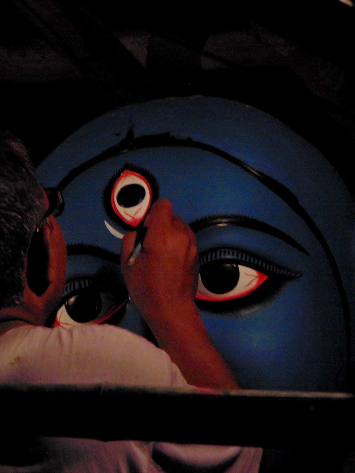 দুর্গাপুজোর পর ঠিক কালীপুজোর ১০ দিন আগেই কুমারটুলিতে দেবীর চক্ষুদান করা হয়, এই  বছরও গত ১৯ অক্টোবর মায়ের চক্ষুদান পর্ব শেষ হয়েছে। এক অপূর্ব রূপের এই কালী মূর্তি নজর কাড়ে সকলেরই। কালীপুজোর সময় বহু দর্শনার্থী ভিড় করেন এই পুজো দেখার জন্য।