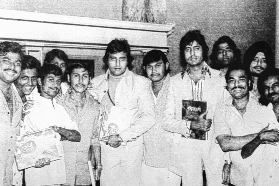 এই পুজোয় এক সময় ঘুরে গিয়েছেন অমিতাভ বচ্চন থেকে শুরু করে বহু নামী তারকা। তা ছাড়াও আশা ভোঁসলে, আর ডি বর্মনও উপস্থিত থাকতেন এই পুজোয়। 