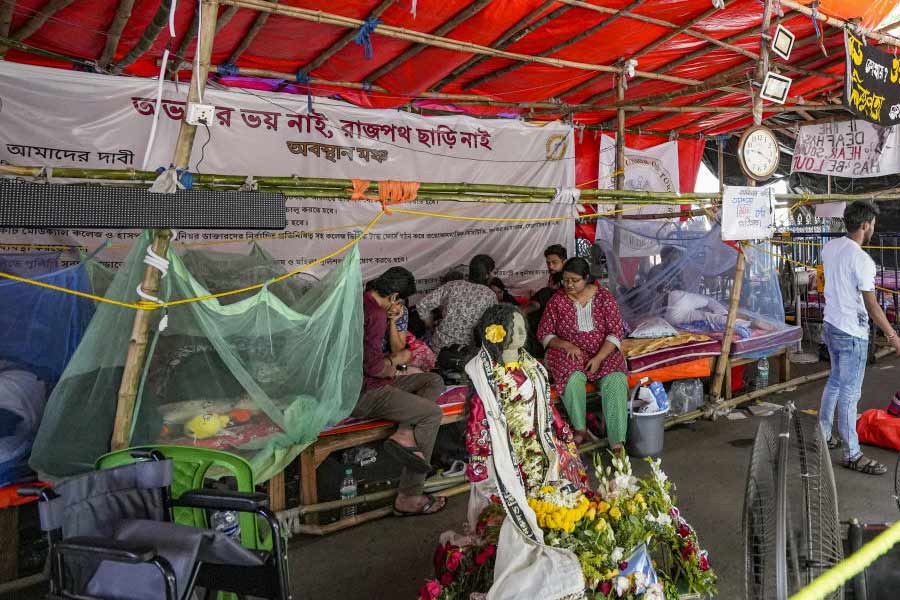 ধর্মতলায় জুনিয়র ডাক্তারদের অনশনমঞ্চ। সোমবার।