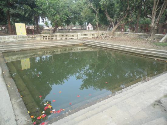 তাই এই কুণ্ডের জল কখনও শুকায়ে না। তবে অদ্ভুতভাবে প্রতি ১৯-২০ বছর বাদে শুকিয়ে যায় এই কুণ্ডের জল। 