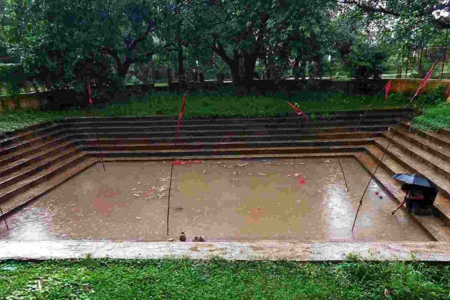 তবে এখানকার প্রধান আকর্ষণ মন্দিরের পাশে পাড় বাঁধানো ছোট পুকুর, যা সতীকুন্ড নামে পরিচিত। 