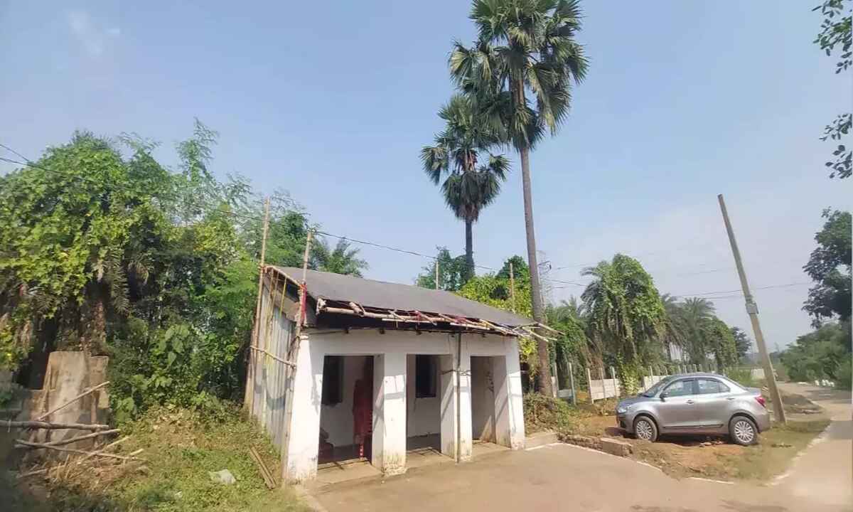 তা হলে যাঁদের রাজস্থানের কুলধারা ঘুরতে যাওয়ার পরিকল্পনা আছে, তাঁরা একবার হলেও নিজের রাজ্যে আসানসোলের বেনাগ্রাম থেকে ঘুরে আসতে পারেন।  বর্তমানে বহু পর্যটক রহস্যের স্বাদ পেতে আসানসোলের এই বেনাগ্রামে ভিড় জমান। ঠিক কী এমন ঘটেছিল এক রাতে? কী কারণেই বা এক রাতে সব পরিবার গ্রাম ছাড়া হন? এ সব প্রশ্নের উত্তর কারও জানা নেই। 