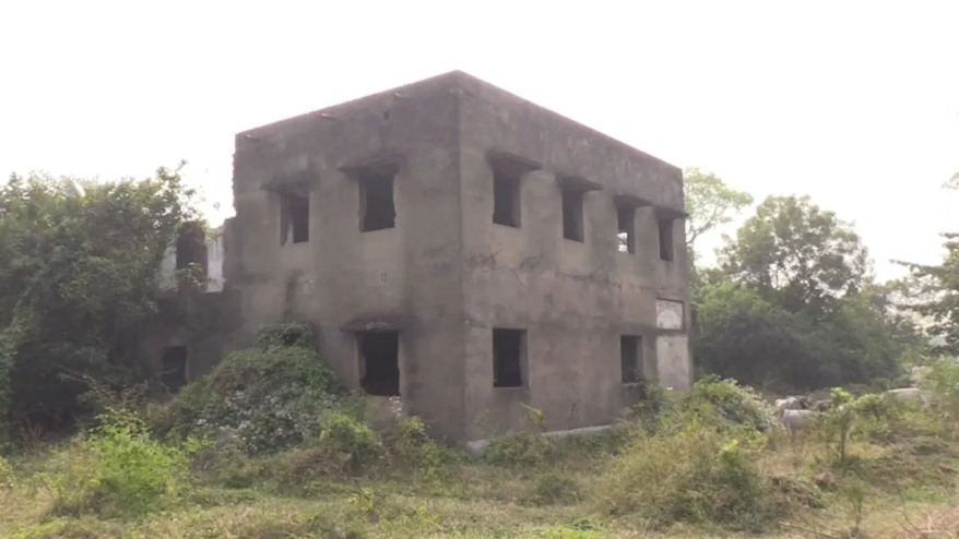 আজ থেকে প্রায় বছর ২০ আগে এক রাতের মধ্যেই গোটা গ্রাম জনশূন্য হয়ে যায়। রটে যায়, ভূতের ভয়ে গোটা গ্রাম জনশূন্য হয়েছে। কেউ আর ফিরে আসেনি এই গ্রামে। কিন্তু বিদ্ব্যজ্জনেরা এই ঘটনাকে বুজরুকি বলেই মনে করেন। তাঁদের মতে, এই গ্রাম জনশূন্য হওয়ার পিছনে আছে অন্য কারণ।