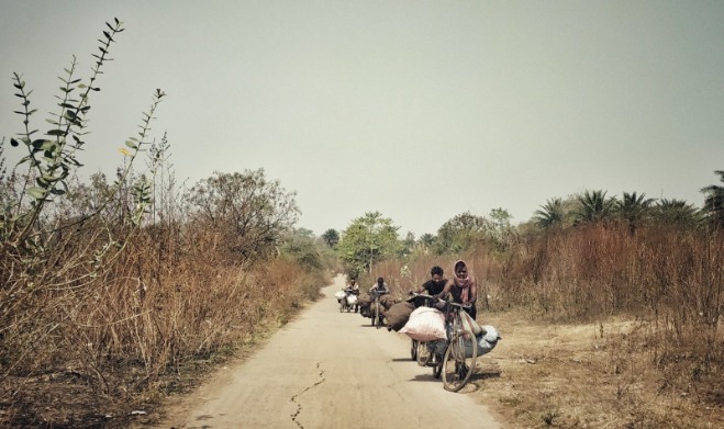 মনে করা হয়, আসানসোলের এই জায়গা এক সময় ছিল দুষ্কৃতীদের ডেরা। রেললাইনের ধারে এই গ্রামের আশেপাশে চলত বিভিন্ন দুষ্কৃতীমূলক কাজকর্ম, তার জন্যই নাকি অতিষ্ট হয়ে গ্রামবাসীরা গ্রামছাড়া হন।   আবার কেউ কেউ মনে করেন এই গ্রাম ছিল অনুন্নয়নে ঢাকা, কারণ এখানে ছিল জল, বিদ্যুতের সমস্যা। তাই অনেককে সমস্যায় পড়তে হত। গ্রাম ছাড়ার এটিও একটি কারণ বলেই মনে করেন অনেকে। 