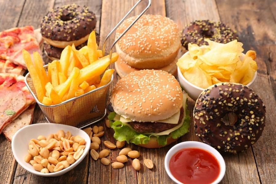 চিকিৎসকেরা বলছেন, ভারতীয়েরা এখন অনেক বেশি শর্করা, স্নেহ পদার্থ, নোনতা খাবার, মিষ্টি খাবার এবং প্রক্রিয়াজাত প্রাণীজ প্রোটিন খাচ্ছেন। 