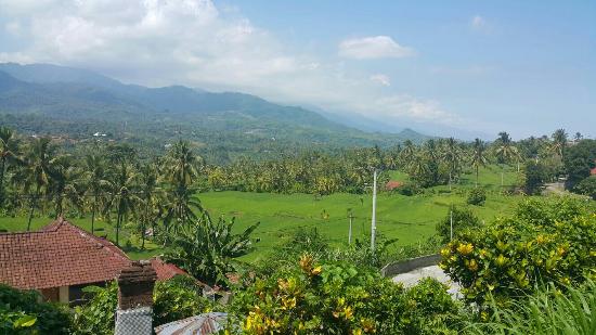 ব্রহ্মপুত্র নদীর তীরে অবস্থিত মায়াং গ্রামটি প্রাকৃতিক সৌন্দর্যে ভরা। গ্রামটি পাহাড় ও নদীর মাঝে এক সুন্দর পরিবেশে অবস্থিত, যা পর্যটকদের আকর্ষণ করে।