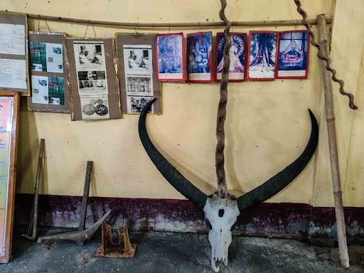 মায়ং সম্পর্কে বহু লোককাহিনি প্রচলিত আছে, এখানে তান্ত্রিকরা জাদুবিদ্যার মাধ্যমে মানুষকে প্রাণীতে পরিণত করতে পারত, অদৃশ্য করতে পারত, বা মানসিক ও শারীরিক ভাবে নিয়ন্ত্রণও করতে পারত। 