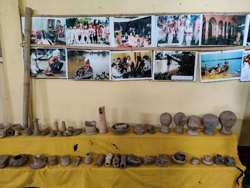 এখানে বহু ভ্রমণার্থীর কথা ভেবে একটি মিউজিয়াম তৈরি করা হয়েছে। যেখানে কালো জাদু, তন্ত্র সাধনা এবং প্রাচীন আয়ুর্বেদিক চিকিৎসার বিভিন্ন জিনিস সংরক্ষণ করে রাখা আছে। এখানে তন্ত্র-মন্ত্রের প্রাচীন পুঁথি, যন্ত্র, এবং অন্যান্য ঐতিহাসিক নিদর্শন দেখা যায়।