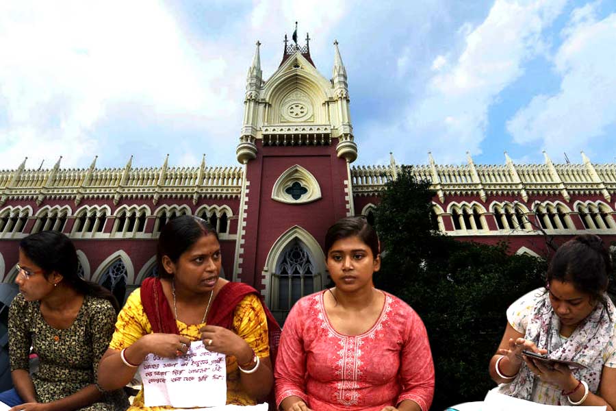 300 teachers filed a case in Calcutta High Court seeking TET-2014 certificate of primary