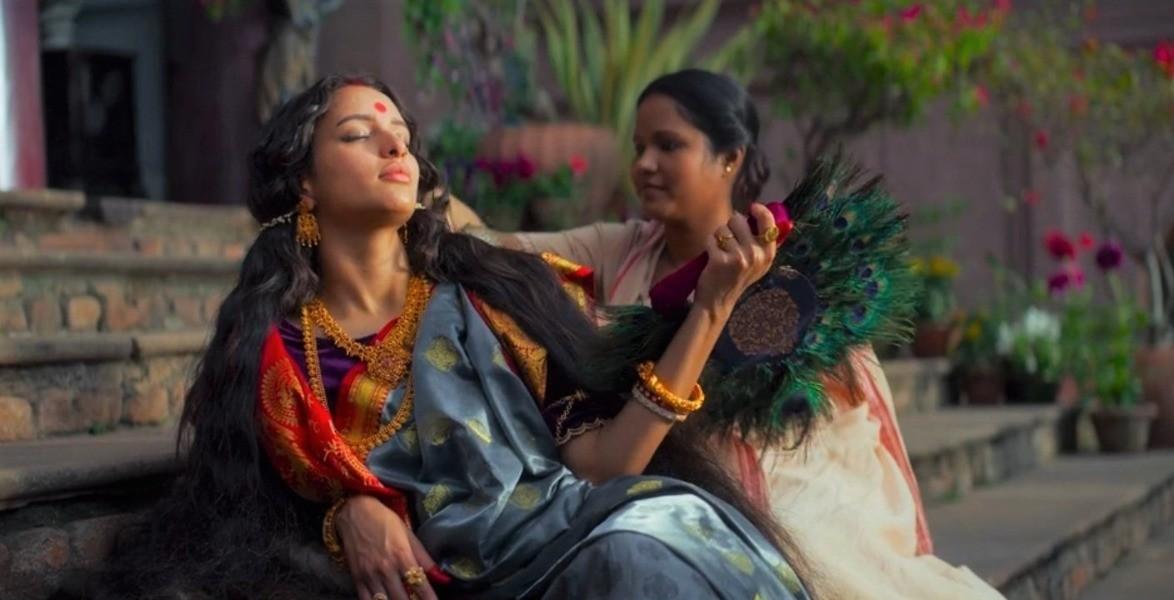 বুলবুল: ভূত আসলে কী? শুধুই অশরীরী আত্মা? এই পাশবিক সমাজ, শ্বাসরোধী নিয়ম-নীতির নেপথ্যে যাঁরা, তাঁদের ঠিক কী বলা যায়? ২০২০ সালের ছবি ‘বুলবুল’ একের পর প্রশ্ন ছুড়েছিল দর্শকদের কাছে। ছবিতে তথাকথিত ‘ভূত’-এর দেখা না মিললেও উত্তর মিলেছিল অনেক। তা ছাড়া এর সাসপেন্স, থ্রিলারধর্মী কাহিনি বেশ উপভোগ করার মতো।