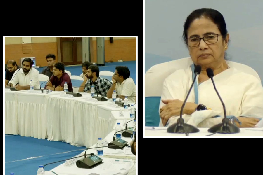 Some different moments of the meeting of Mamata Banerjee with the junior doctors