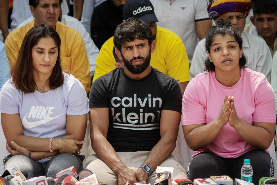 দুই প্রতিবাদী কুস্তিগির বিনেশ ফোগাট (বাঁ দিকে) এবং বজরং পুনিয়া (মাঝে)-র সঙ্গে সাক্ষী।