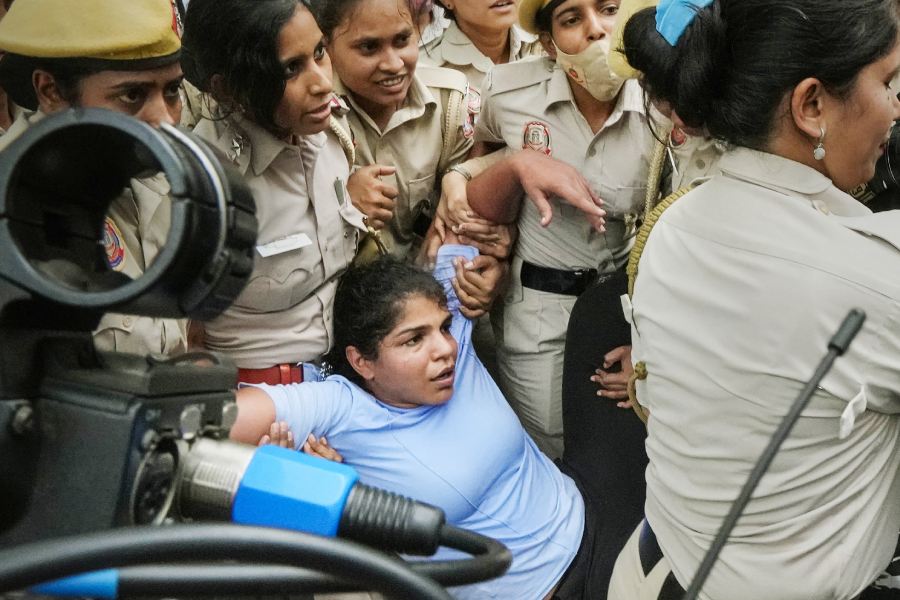 সাক্ষীকে টেনেহিঁচড়ে নিয়ে যাচ্ছে পুলিশ।