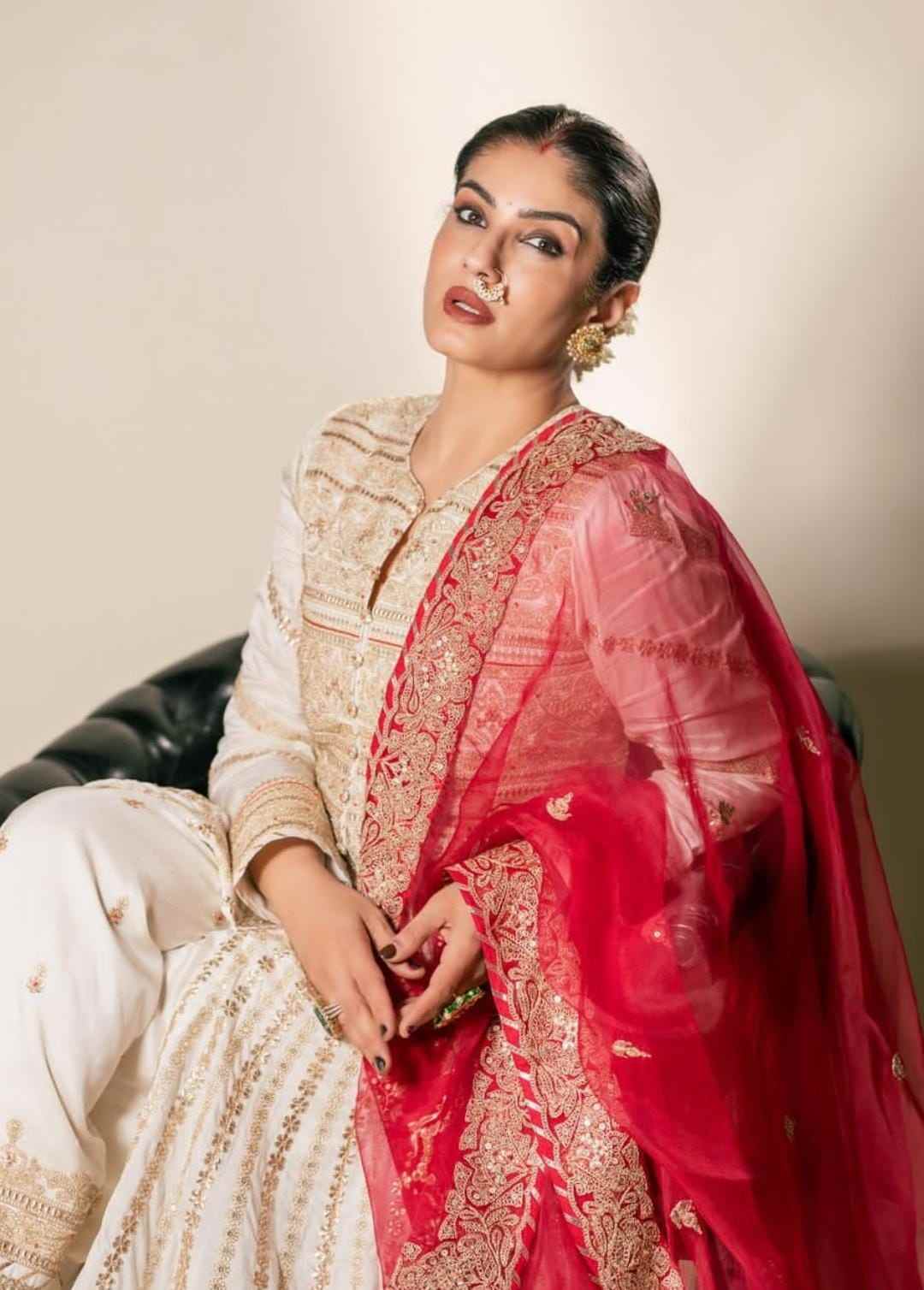 রবিনা টন্ডন: অনারকলি কুর্তা-পাজামার সঙ্গে আভিজাত্যপূর্ণ সাজগোজ। এ দিন নজরকাড়া ছিলেন অভিনেত্রী রবিনা টন্ডনও। 