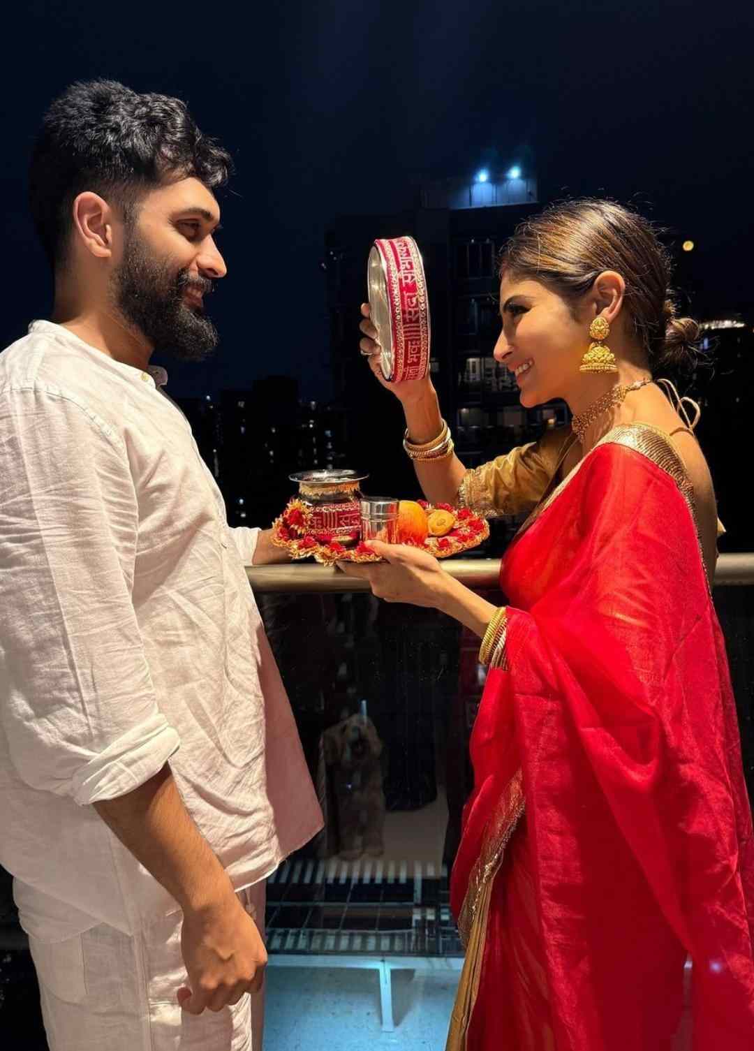 মৌনি রায়: তিনি বঙ্গতনয়া, ঘরের মেয়ে! মৌনি রায়ের সাজেও ছিল বাঙালিয়ানার ছোঁয়া। সোনালি পাড় লাল শাড়ির সঙ্গে সোনালি ব্লাউজ। আর খুবই সামান্য রূপটান। তাতেই অপরূপা বলিপাড়ার বাঙালি কন্যা। 