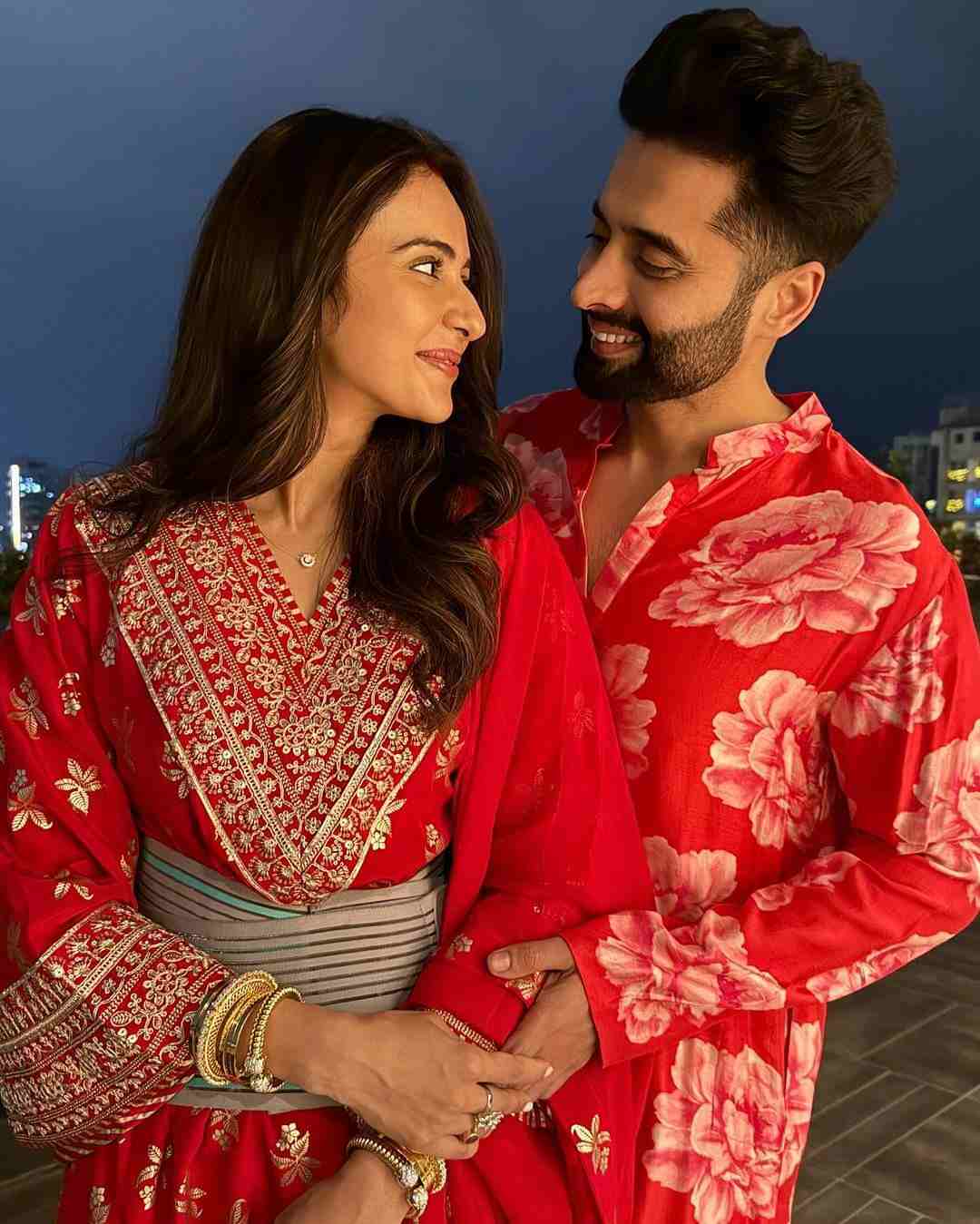 রকুলপ্রীত সিংহ: বিবাহবন্ধনে আবদ্ধ হয়েছেন খুব বেশিদিন হয়নি। তাতে প্রথম করওয়া চৌথ! এ দিন কিছুটা অসুস্থই ছিলেন অভিনেত্রী রকুলপ্রীত সিংহ। অসুস্থতার কথা জানান দিয়েছে কোমরে বাঁধা ব্যথা কমানোর বেল্ট। তবুও স্বল্প সাজে নববধূর থেকে কম কিছু লাগছিল না তাঁকে।