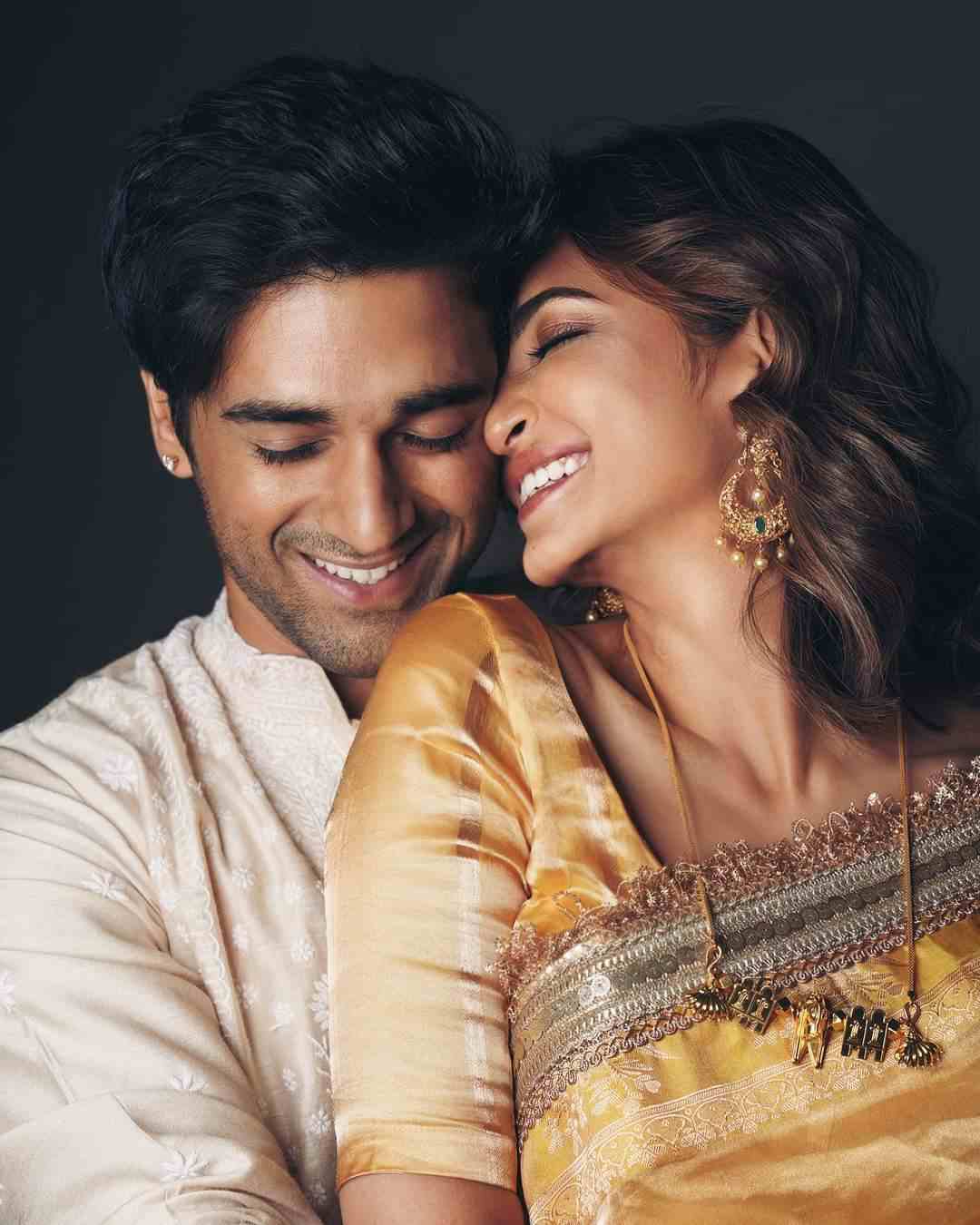 কৃতি খরবন্দা: কৃতি খরবান্দা এবং পুলকিত সম্রাটেরও প্রথম করওয়া চৌথ এ বছর। তবে অভিনেত্রীও বেছে নেননি চেনা ‘লাল’কে। বরং পরনে উজ্জ্বল সোনালি রঙের শাড়ি। পুলকিত পরেছিলেন ঘিয়ে রঙের কুর্তা। আদুরে ছবি পোস্ট করে অভিনেত্রী লেখেন, ‘ছোট থেকে মাকে দেখতাম করওয়া চৌথ পালন করতে। আজ আমার স্বপ্ন পূরণ হল।’  