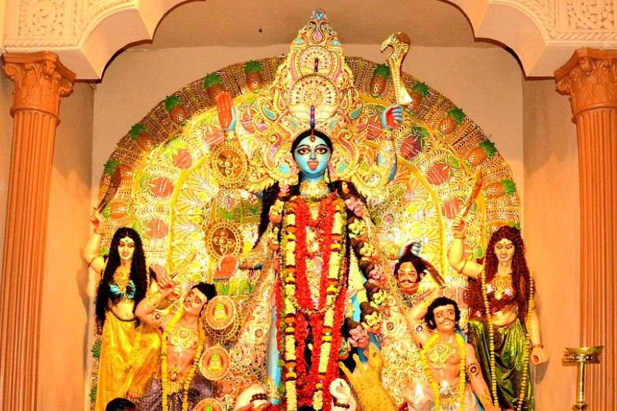 ঐতিহ্যগত ভাবে কালীপুজোয় বলির পাঁঠার মাংস রাঁধা হয়। সেটাই ভোগ হিসেবে মাকে নিবেদন করা হয়। 