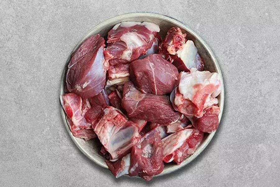 দেবীকে নিবেদনের পরে তা হয়ে যায় প্রসাদ, যা গ্রহণ করতে হয় উপস্থিত সকলকে। বলি দেওয়ার পরে মাংস ধোওয়ার নিয়মও নেই। পাতা দিয়ে পরিষ্কার করা হয়। তার পরে তা রান্না করা হয়। 