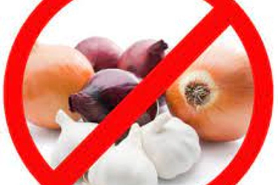 ভোগের রান্নায় কখনও পেঁয়াজ, রসুন ব্যবহার করা হয় না। তাই মাংস রাঁধার সময়েও এতে পেয়াঁজ, রসুন পড়ে  না। সাধারণত, আদা এবং হিং দিয়ে রান্না করা হয় এই নিরামিষ মাংস। 