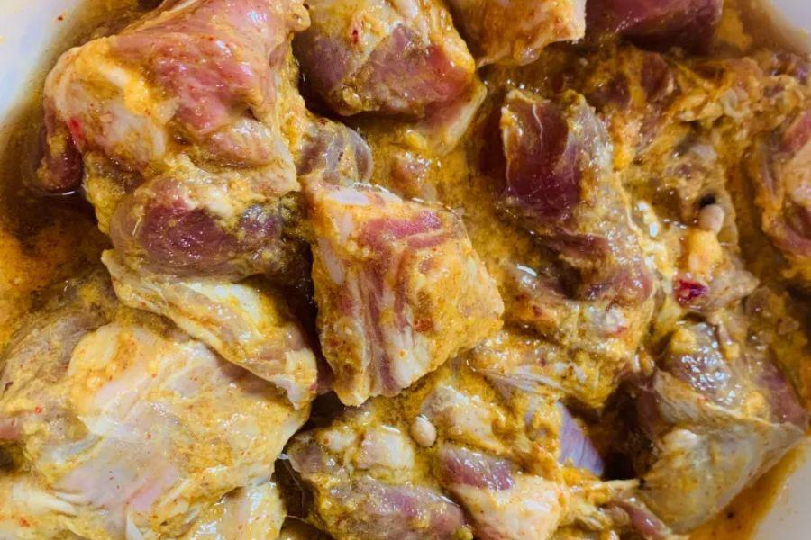 কী ভাবে বানাবেন নিরামিষ মাংস?  প্রথমে মাংসে আড়াই চামচ নুন, এক চামচ হলুদ বাটা এবং গোটা আদা বাটা দিয়ে ম্যারিনেট করে রাখতে হবে। ম্যারিনেশনের সময়ে দইও দিতে পারেন।