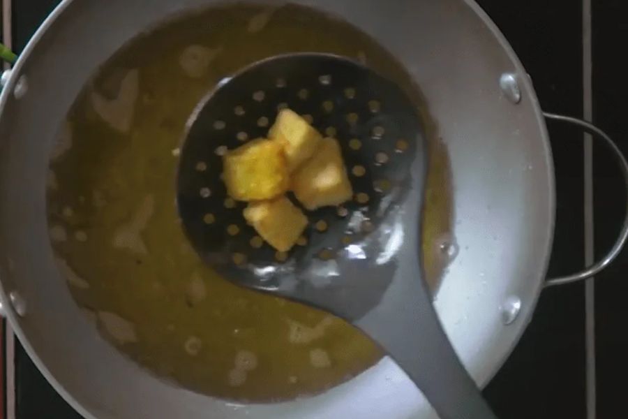 এক ঘণ্টা ঢেকে রাখার পরে ঘি সহযোগে আলুর টুকরো, পরিমাণ মতো নুন, হলুদ, ধনে এবং লঙ্কা গুঁড়ো দিয়ে নাড়তে থাকুন। কিছু ক্ষণ পরে যতটা ঝোল চাইছেন, সেই মতো গরম জল দিয়ে বিট নুন, চিনি, পাঁচ ফোড়ন এবং কাঁচা লঙ্কা চিরে দিয়ে দিন। 