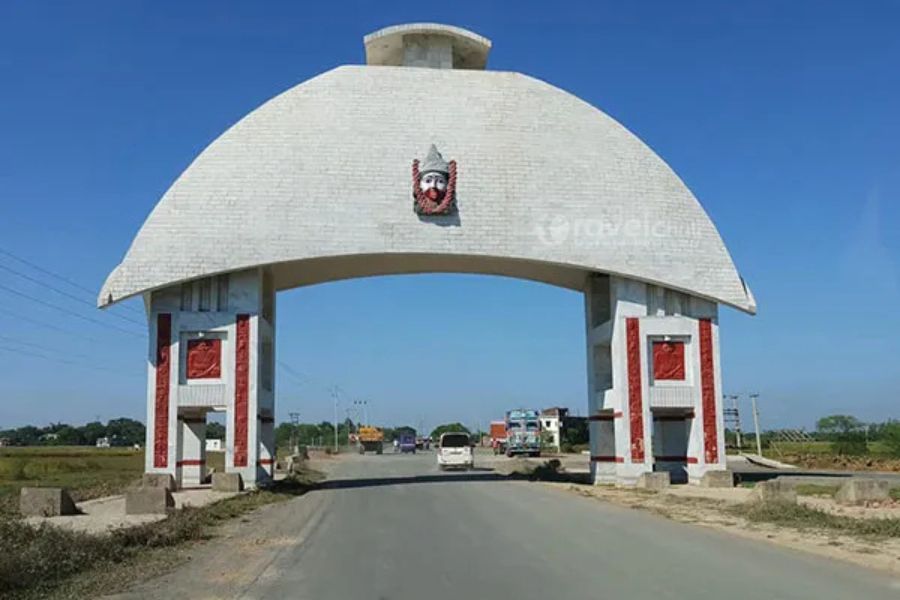 কিন্তু কোথায় থাকবেন ভেবেছেন কি? হোটেল হতে হবে এমন জায়গায়, যেখান থেকে মন্দিরের দূরত্ব কম, আবার খরচও হবে সাধ্যের মধ্যে। রইল এমনই কিছু হোটেল, গেস্ট হাউজ় এবং লজের সুলুকসন্ধান।