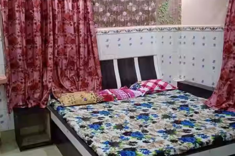 হোটেল ‘মা অন্নপূর্ণা’য় এসি ছাড়া সিঙ্গল বেডরুমের ভাড়া ৬৫০ টাকা। এসি ঘর পাবেন ১০৫০ টাকায়। এখান থেকে তারাপীঠ মন্দির একদম কাছে। 