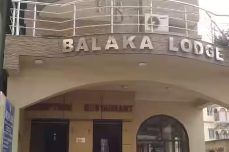 হোটেল ‘বলাকা’য় ৪০০ টাকায় সিঙ্গল রুম মিলবে। তবে এসি ঘরের ভাড়াও মাত্র ৮০০ টাকা। এসি বিহীন ডবল বেডরুম ৮০০ টাকা, এসি থাকলে ১২০০ টাকা। সব ঘরেই গিজারের সুবিধা রয়েছে। 