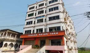 তারাপীঠ মন্দির থেকে মাত্র ৮৫০ মিটার দূরত্বে রয়েছে ‘চক্র নয়ন তারা হোটেল সোনু ইন’। এসি ছাড়া ডবল বেডরুম পেয়ে যাবেন ৭২৪ টাকায়। 