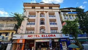 তারাপীঠ মন্দিরের ২-৩ মিনিটের হাঁটাপথে হোটেল ‘ইলোরা’। এসি, নন-এসি দু’রকম ঘরই পেতে পারেন।  এসি ছাড়া দু’জনের থাকার ঘরের খরচ পড়বে ৮০০ টাকা, এসি সমেত ১০০০ টাকা। তবে ৪ জন এবং ৬ জন একসঙ্গে থাকা যাবে, এমন ঘরও রয়েছে। সে ক্ষেত্রে ভাড়া একটু বেশি। 
