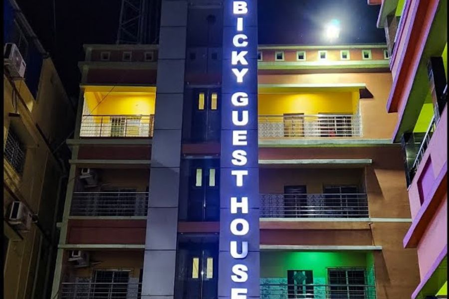 ‘বিকি গেস্ট হাউস’-এ লিফটের সুবিধা রয়েছে। এসি বিহীন সিঙ্গেল বেডরুমের খরচ ৮০০ টাকা এবং এসি ঘর ১১০০ টাকা। 