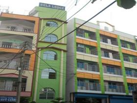 থাকতে পারেন ‘বেলা লজে’। এসি ছাড়া ডবল বেডরুমের খরচ ৮০০ টাকা। এসি থাকলে ১২০০ টাকা। গিজার এবং লিফটের সুবিধাও পেয়ে যাবেন এখানে। লজের সঙ্গেই রয়েছে রেস্তরাঁ।