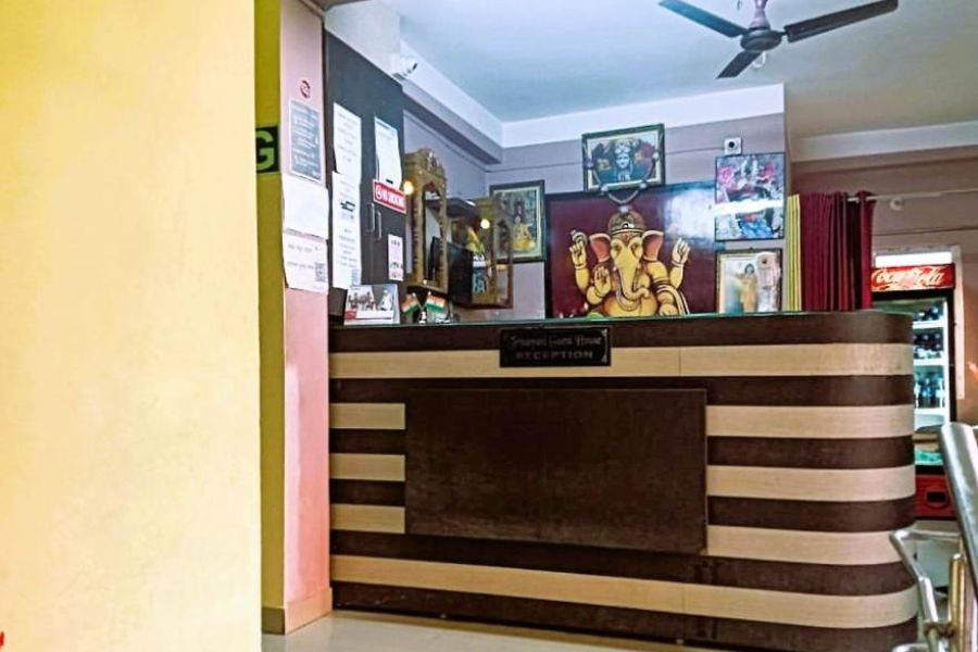 ‘ত্রিনয়নী স্টে’ মন্দির থেকে মাত্র তিন মিনিটের হাঁটা পথ তারাপীঠের মন্দির। এসি ছাড়া ঘরের খরচ পড়বে মাত্র ৮৭২ টাকার মতো। এই প্রতিবেদনটি ‘আনন্দ উৎসব’ ফিচারের একটি অংশ।