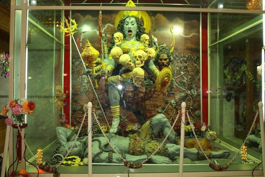 কিন্তু সীমান্তের ওপারে মুসলিম মহল্লায় মন্দিরে কালীপুজো হচ্ছে, ভাবতে খানিক অবাক লাগে বইকি! 