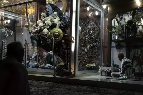 ২০ ফুট উচ্চতার প্রতিমা রণসাজে সজ্জিতা দশভুজা। গলায় ঝুলছে করোটির মালা। দশ হাতে ত্রিশূল,গদা, তরবারি, ঢাল, শঙ্খ, চক্র, ধনুক, নরমুণ্ড ও খঞ্জর। 