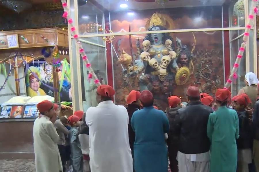 কার্তিক মাসের অমাবস্যা তিথিতে তিন দিনব্যাপী অনুষ্ঠান চলে এখানে। বিশ্বের বিভিন্ন প্রান্ত থেকে দর্শনার্থীদের ভিড় জমে। ভিড়ের ধাক্কাধাক্কি, আগ্রহের আতিশয্য থেকে আলাদা রাখতে মায়ের মূর্তি এখানে কাচ দিয়ে ঘিরে রাখা। 