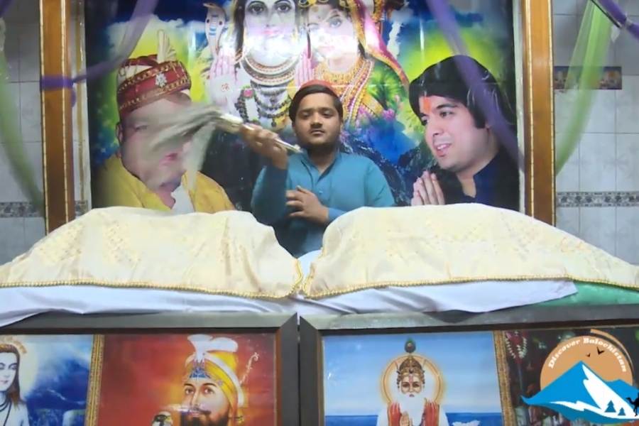 দেবীর সামনে রাখা রয়েছে গুরু নানকের ছবি। জনশ্রুতি রয়েছে, বিভিন্ন সময় এখানে এসেছেন বিভিন্ন শিখ গুরু। 