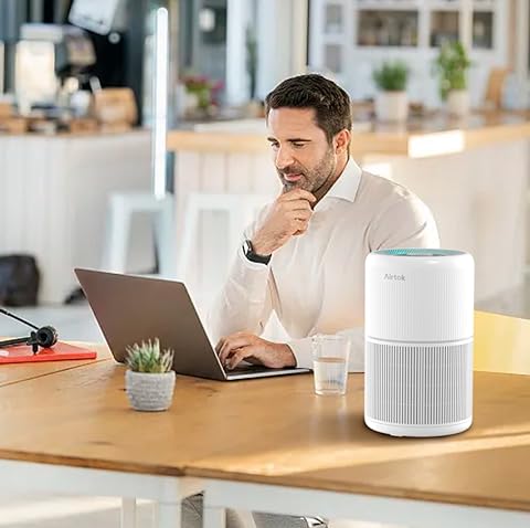 ৫) CADR রেটিংয়ে নজর: CADR অর্থাৎ ক্লিন এয়ার ডেলিভারি রেট (Clean Air Delivery Rate)-এর বিষয়টি অতি অবশ্যই দেখে নিতে হবে। এটি নির্ধারণ করে যে পিউরিফায়ারটি এক মিনিটে কত ঘনফুট বাতাসকে ফিল্টার করতে পারছে। যে ফিল্টারের CADR -এর মান যত বেশি হবে, তার বায়ু শোধনের ক্ষমতাও বেশি হবে। 