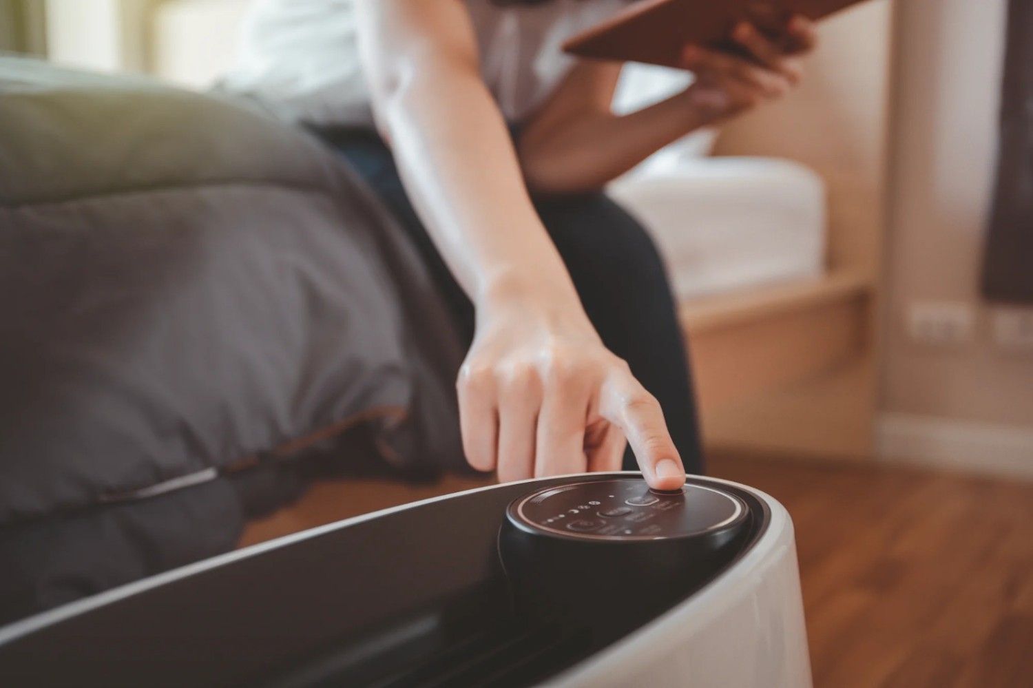 ৬) ডেসিবেলের বিষয়ে সতর্কতা: যন্ত্রটির আওয়াজের দিকেও নজর দিতে হবে আপনাকে। ৪৫ থেকে ৫০ ডেসিবেলের মধ্যেই যেন তার আওয়াজ সীমাবদ্ধ থাকে, তা নিয়ে সতর্ক হতে হবে। না হলে এই যন্ত্র আপনার ঘুমের ব্যাঘাত ঘটাতে পারে। 