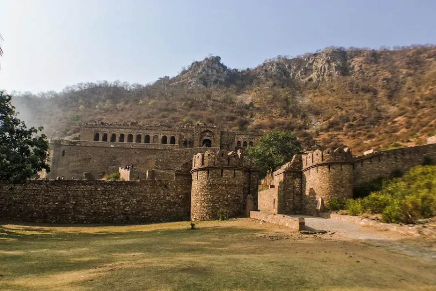 আপনিও কি প্রত্যক্ষ করতে চান ‘তেনাদের’? তা হলে আপনার গন্তব্য হতে পারে রাজস্থানের ভানগড় দুর্গ।