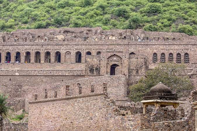 কী আছে সেখানে? খোঁজ নিয়ে দেখা যাক, স্থানীয় কাহিনি। জয়পুর থেকে ৩০ মাইল উত্তর-পূর্বে এই দুর্গ। ভারতের সবচেয়ে ভূতুড়ে জায়গাগুলির মধ্যে ধরা হয় এটিকে। 