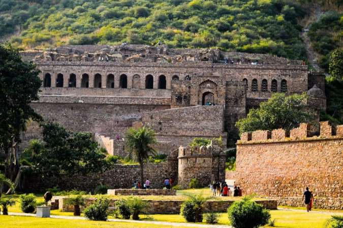 তবে এটাই একমাত্র গল্প নয়। আরও একটি গল্পও আছে। সেখানে বলা হয়, রত্নাবতীর ঠাকুরদাদা যখন ভানগড় দুর্গ তৈরি করছেন, তখন নাকি এক সাধু তাঁর কাছে একটা অনুরোধ নিয়ে আসেন। তিনি বলেন, এমন ভাবে এই দুর্গ বানাতে, যাতে তাঁর বাড়িটায় রোদ আসে, সেটা যেন ছায়ায় ঢাকা না পড়ে। 