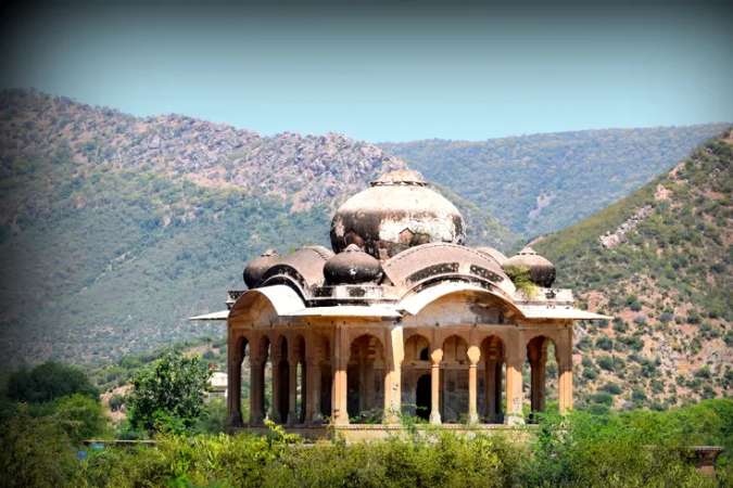 ঘটনা থেকে জন্ম হয় গল্পের। গল্প থেকে জন্ম হয় মিথের। সেই সব মিথের সন্ধানেই এখন ভানগড়ে পর্যটকরা যান। অতীতরূপী কোনও না কোনও ভূতের সঙ্গে হয়তো দেখা হয় তাঁদেরও।