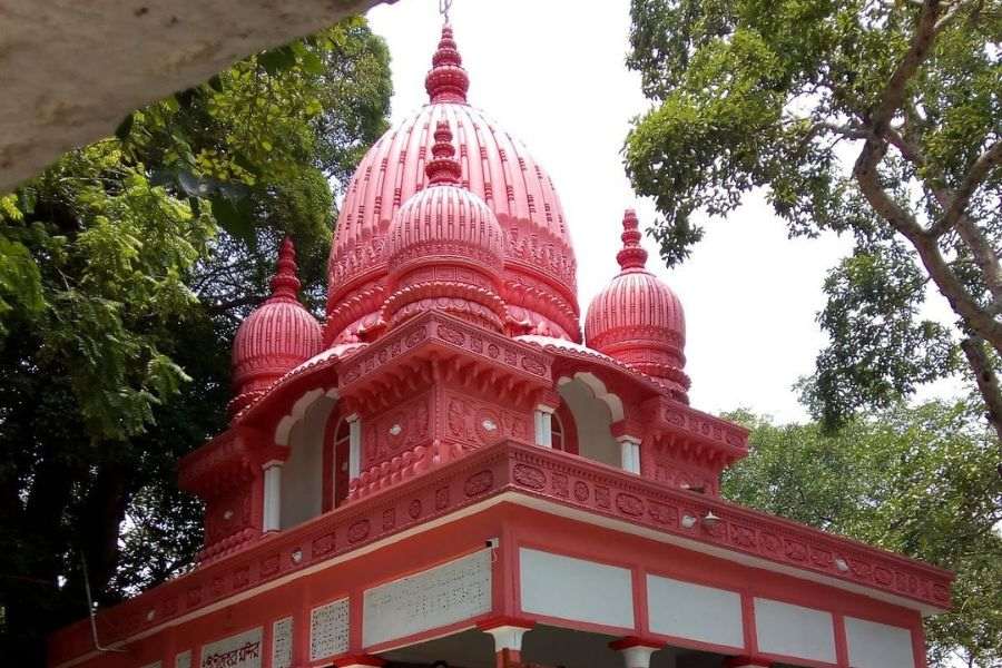 মালদার ইংরেজবাজার থানার অন্তর্ভুক্ত রায়পুর গ্রামে আমবাগানের মধ্যে অবস্থিত এই মন্দির। 