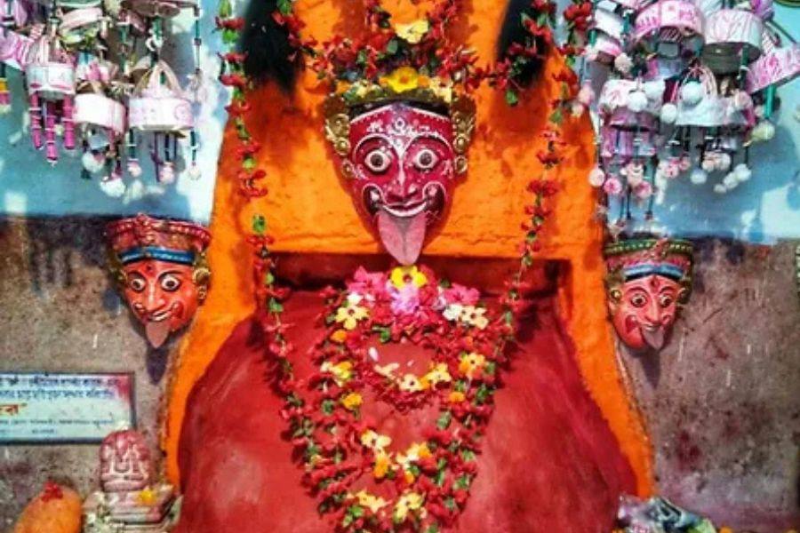 সেই বর্ণনা অনুযায়ী তিনি মাটির মুখোশ তৈরি করান। ঐতিহ্যগতভাবে, প্রতি বছর বৈশাখের বার্ষিক অনুষ্ঠানের সময় বেদির উপর বসানো এই মুখোশ বদলানো হয় এবং নির্দিষ্ট এক শিল্পীই এই মুখোশ তৈরি করেন। 