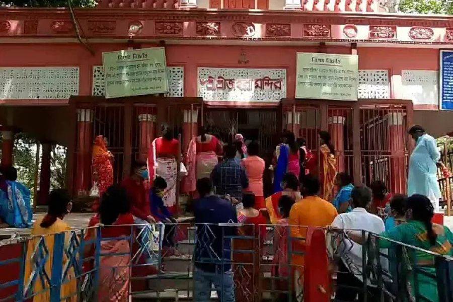 শোনা যায়, বহুকাল আগে ডাকাতরাই এই পুজো করত। বিভিন্ন জায়গা থেকে তারা ধনরত্ন নিয়ে এসে এখানে লুকিয়ে রাখত। মনে করা হয় ধনরত্ন অথবা জওহর থেকেই দেবীর নাম হয়েছে জহুরা কালী। এই প্রতিবেদনটি ‘আনন্দ উৎসব’ ফিচারের একটি অংশ।